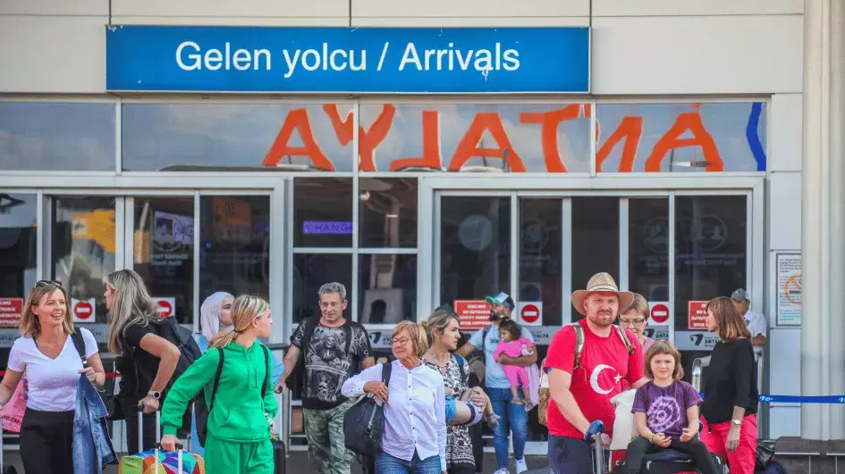 Foreign tourist arrivals in Türkiye take off 23%