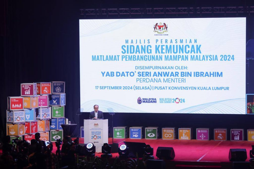 PM Anwar Ibrahim visited the UN booth at #MalaysiaSDGSummit2024